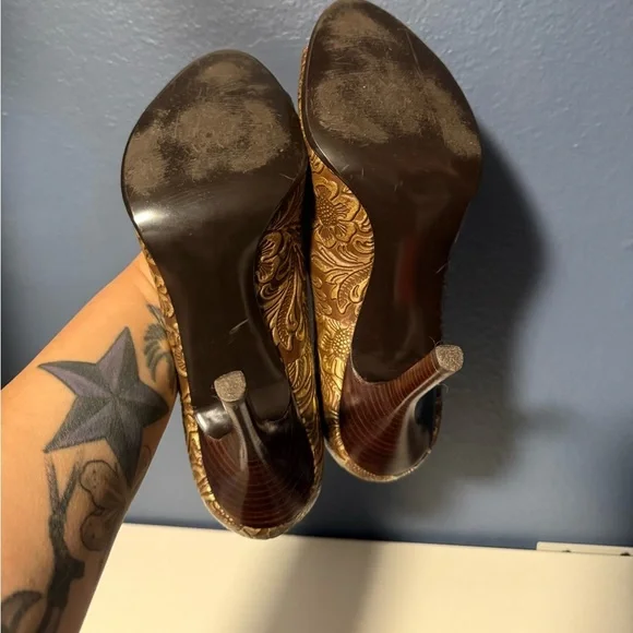 Carlos Santana Brown With Gold Embossed Floral Design Peep Toes Size 10 - Picture 8 of 8